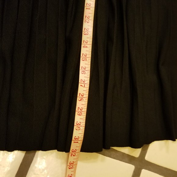 Posh Black Pleated Skirt - Picture 4 of 5